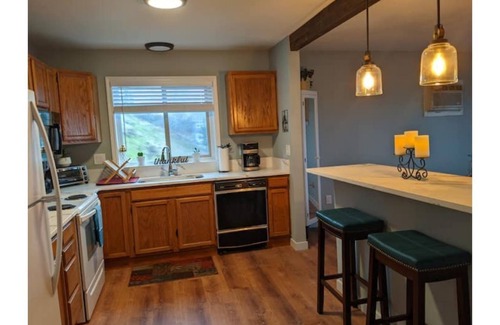 Hood River House | Newly Renovated Condo-Hood River