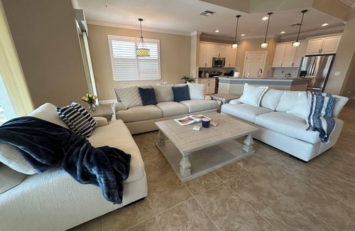 Nokomis Condo | Newly Renovated Condo! 10-15mins to nearby Beaches, w/community pool, gym & more