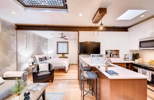 Melrose Condo | Newly Renovated Condo + Pool: Minutes to Downtown