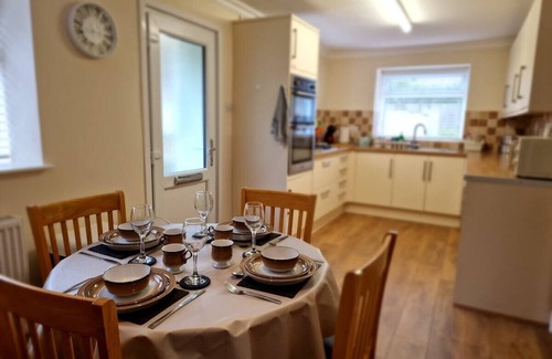 Pentrebach House | Newly renovated cottage sleeps 9