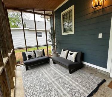 Murfreesboro Apartment | Newly Renovated Cottage including Driveway in Downtown Murfreesboro