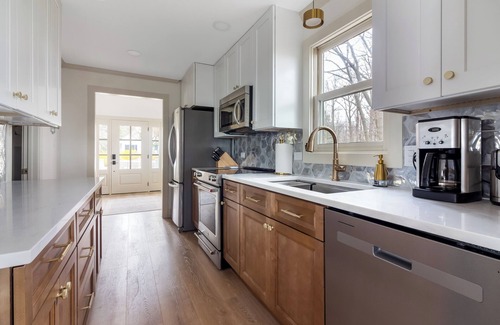 Fennville House | Newly-Renovated Cottage Overlooking Lake Michigan!