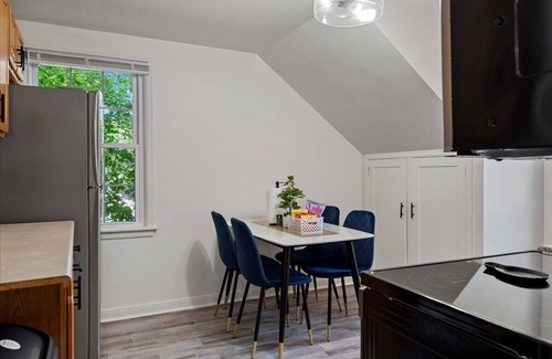 Springfield Apartment | Newly Renovated Cozy 2-bedroom1-bath with a Luxurious Massage Chair