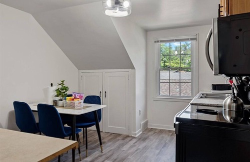 Springfield Apartment | Newly Renovated Cozy 2-bedroom1-bath with a Luxurious Massage Chair