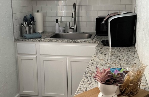 Lawton Cottage | Newly renovated cozy cottage, located in the backyard of my home.
