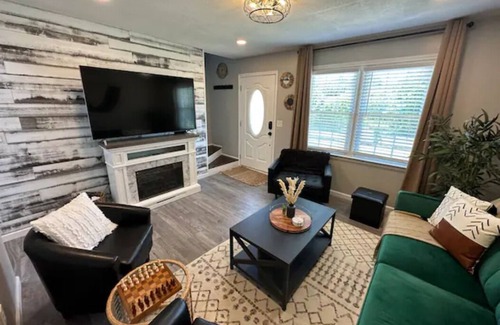 Sylva House | Newly Renovated Cozy home - 2min walk to Tuckasegee River