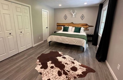 Sylva House | Newly Renovated Cozy home - 2min walk to Tuckasegee River