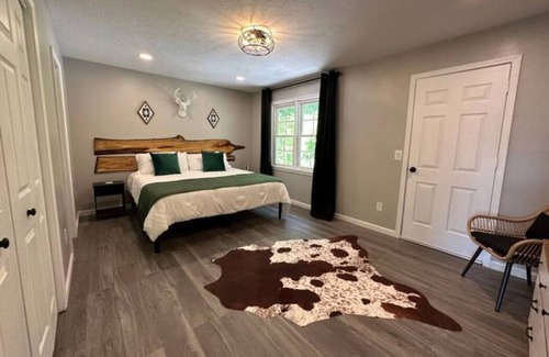 Sylva House | Newly Renovated Cozy home - 2min walk to Tuckasegee River