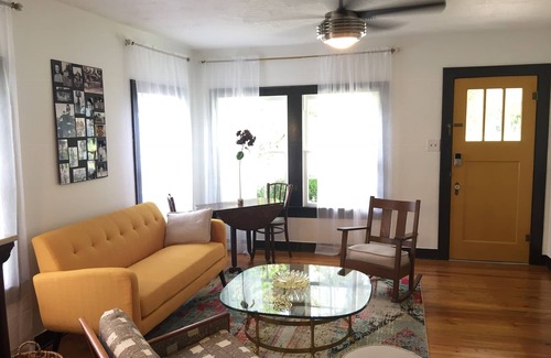 Caldwell House | Newly Renovated Craftsmen Cottage minutes to Texas A&M