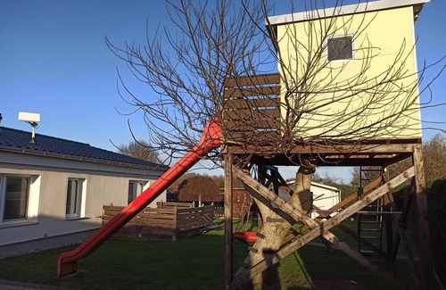 Bad Sulze House | Newly renovated, detached vacation home in a quiet village. Facilities for our guests: private terrace with seating area, a tree house with swing/nest swing/slide/horizontal bar behind the vacation home, car parking space, WiFi, bed linen and.