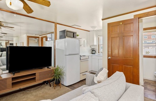 Traverse City Condo | Newly Renovated for Summer 2025-Beachside Cabin 8!