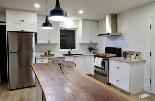 Lethbridge House | Newly Renovated Family Home - Hot Tub, King bed, Sleeps 7
