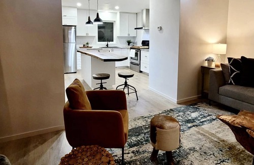 Lethbridge House | Newly Renovated Family Home - Hot Tub, King bed, Sleeps 7