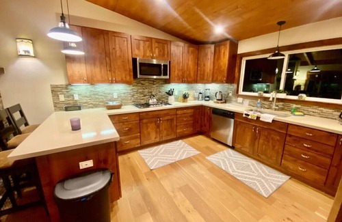Chamberlands Cabin | Newly Renovated Family Lake House, Private Beach!