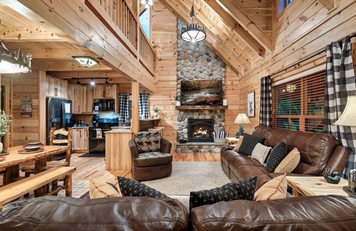 Gatlinburg - Pigeon Forge Cabin | Newly Renovated! Fishing, Full Game Rm, Hot Tub!