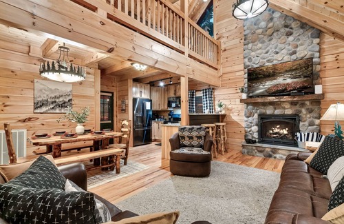 Gatlinburg - Pigeon Forge Cabin | Newly Renovated! Fishing, Full Game Rm, Hot Tub!