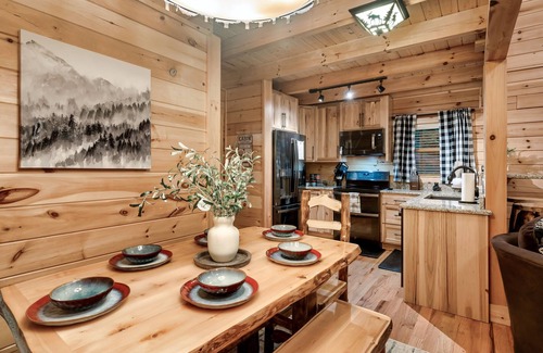 Gatlinburg - Pigeon Forge Cabin | Newly Renovated! Fishing, Full Game Rm, Hot Tub!