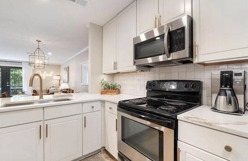 Oxford Condo | Newly Renovated Game Day - Ready Rebel Condo! 10 minute walk to games!