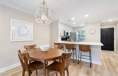Oxford Condo | Newly Renovated Game Day - Ready Rebel Condo! 10 minute walk to games!