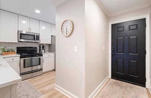Oxford Condo | Newly Renovated Game Day - Ready Rebel Condo! 10 minute walk to games!