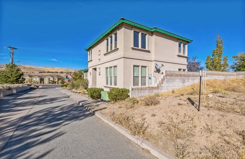 West University House | Newly Renovated Game Garage! 3BR Villa in Reno