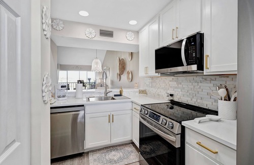 Plantation Condo | newly renovated, gorgeous 2-bedroom condo with AC, WiFi in tranquil Venice