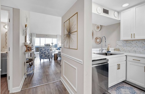 Plantation Condo | newly renovated, gorgeous 2-bedroom condo with AC, WiFi in tranquil Venice