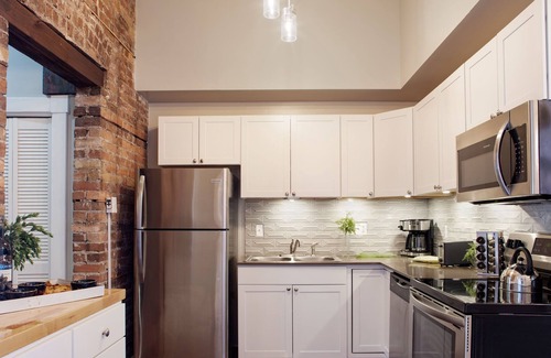 Dixon Park Apartment | Newly Renovated Historic District Apt