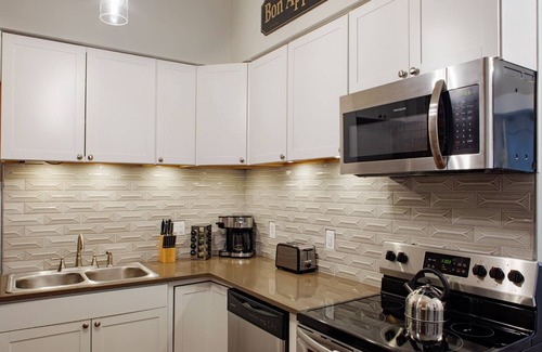 Dixon Park Apartment | Newly Renovated Historic District Apt