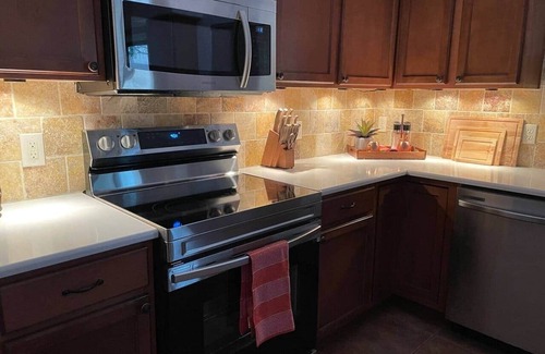 Sierra Vista House | *Newly renovated home!* Staycation at the Legends