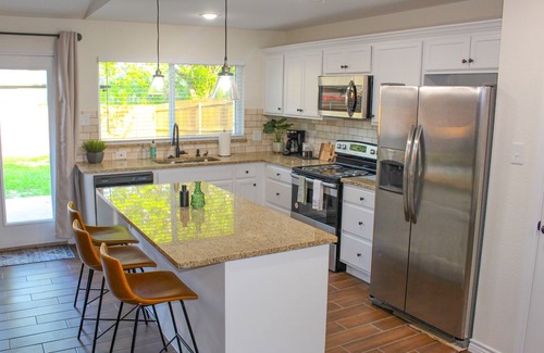 Rowlett House | Newly Renovated Home! GREAT Location. PERFECT for long stays! 🌇