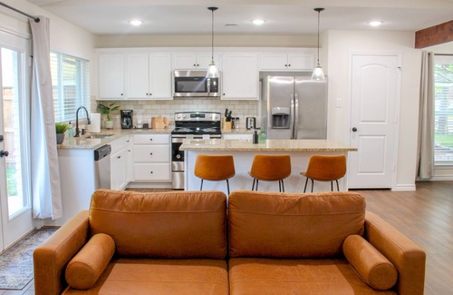Rowlett House | Newly Renovated Home! GREAT Location. PERFECT for long stays! 🌇
