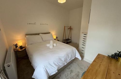 Radcliffe House | Newly Renovated Home Near Manchester City Centre