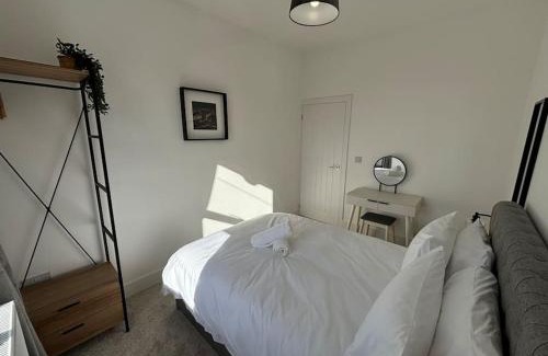 Radcliffe House | Newly Renovated Home Near Manchester City Centre