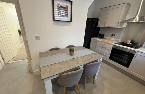 Radcliffe House | Newly Renovated Home Near Manchester City Centre