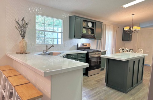 Milledgeville House | Newly renovated home on Lake Sinclair– Lakeside Hot Tub, Watersports, & Fishing