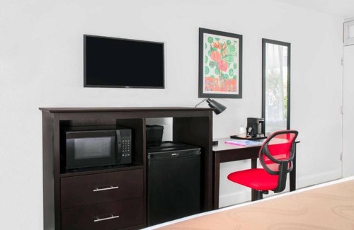 Palmetto Bay House | Newly renovated hotel close to top destinations in Miami