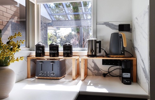 Colac House | Newly Renovated House - Central Location FREE LINEN