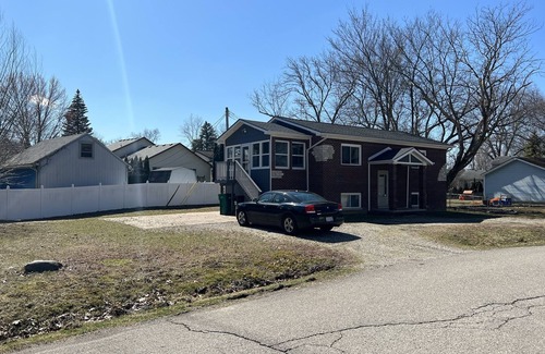 Ypsilanti House | Newly renovated house in a quiet neighborhood