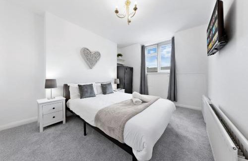 Kensington Apartment | Newly Renovated Kensington 2 Bedroom Apartment with Balcony Near Harrods Sleeps 6, 2 Min walk from Station