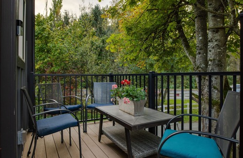 Issaquah House | Newly Renovated + King Suite + Steps 2 Town, The Gateway Barn- Newly Renovated!