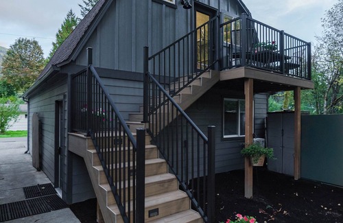 Olde Town House | Newly Renovated + King Suite + Steps 2 Town, The Gateway Barn- Newly Renovated!