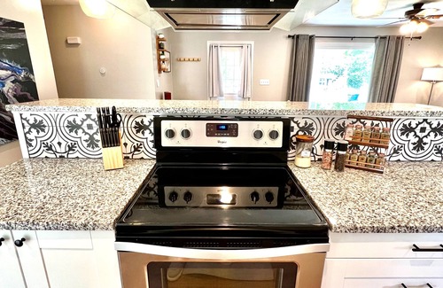 East Raleigh House | Newly Renovated- King Suite, near WakeMed & Food