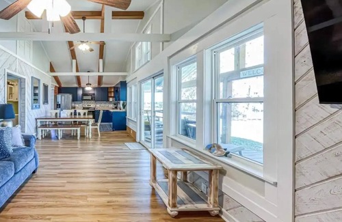Lake Waccamaw House | Newly renovated lake house with beautiful three landing pier!