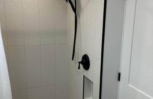 Lakeview Apartment | Newly Renovated LakeView Retreat