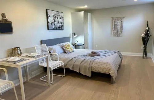 Lakeview Apartment | Newly Renovated LakeView Retreat