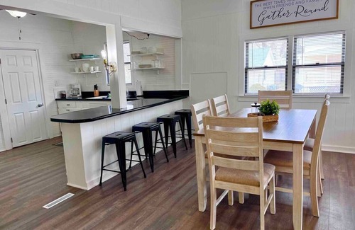 Clear Lake Cottage | Newly Renovated, Lake Haven Cottage, 3 Bedroom, Sleeps 6, Clear Lake, Iowa