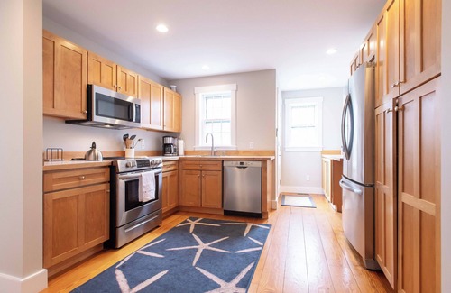 Naushop House | Newly renovated & landscaped 4-bedroom house in a fabulous neighborhood