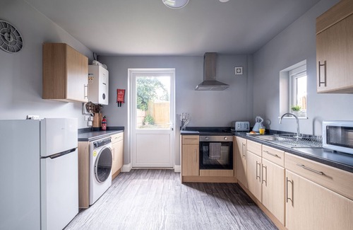 Birstall House | *NEWLY RENOVATED* Lawn Lodge by Our Home Short Stays