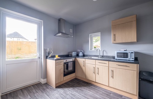 Birstall House | *NEWLY RENOVATED* Lawn Lodge by Our Home Short Stays